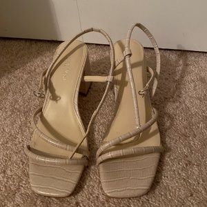 Nine West heeled womens size 7.5 sandals.